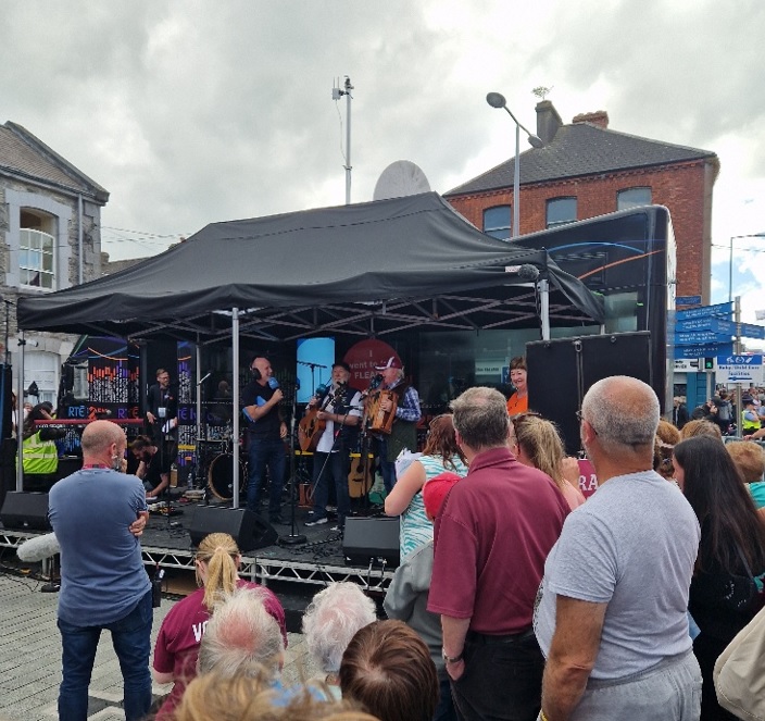 TUS participants keeping Mullingar tidy for Fleadh Cheoil 22